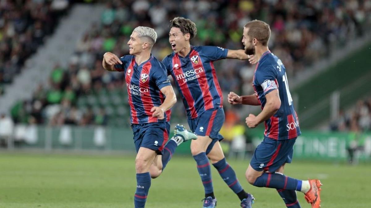 Juanjo Nieto, Kento y Pulido celebran el primer gol del Huesca.