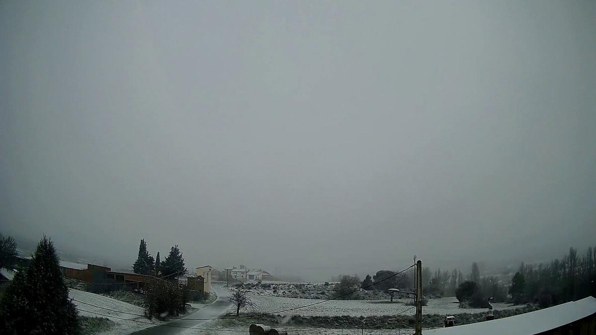 El pequeño pueblo de Arroyo Cerezo (Rincón de Ademuz) amaneció este sabado con nieve