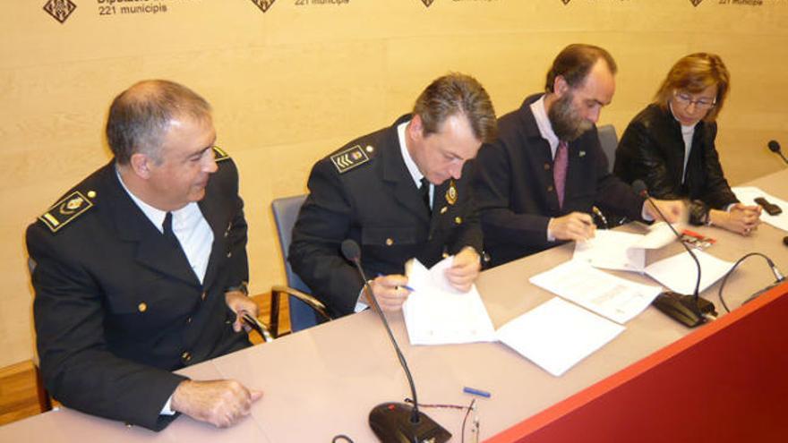 Els caps de policia Saurina i Ferrés signen el conveni pels estudis.