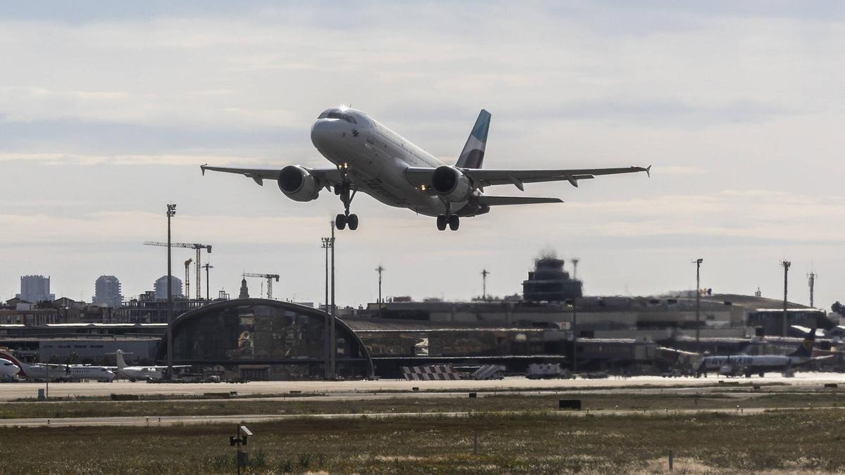 Un avión despegando en el aeropuerto de Valencia, este abril.