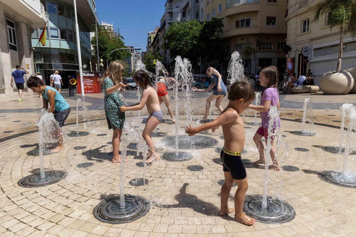 Así se refugia Alicante del calor tras superar los 40 grados en plena ola extrema Así se refugia Alicante del calor tras superar los 40 grados en plena ola extrema