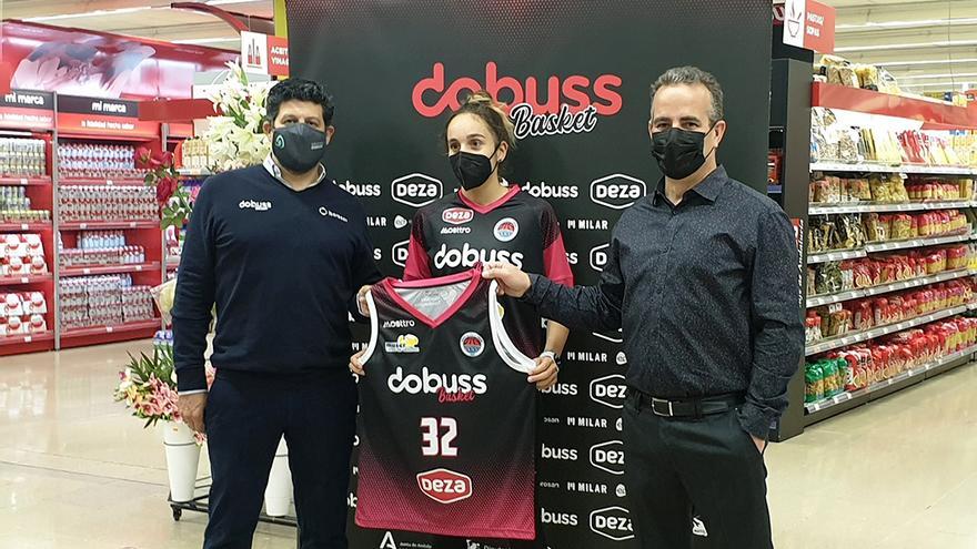 Conchi Satorre, flanqueada por Sebastián Del Rey y Antonio Deza en la presentación oficial de la nueva jugadora del Dobuss Córdoba Basket.