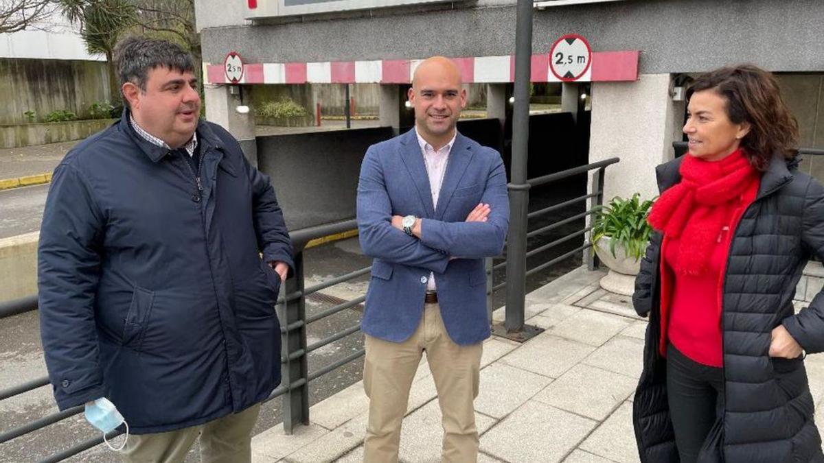 Por la izquierda, Pelayo Barcia, Jesús Martínez Salvador y Montserrat  López, ayer, en la entrada de Urgencias del Hospital de Cabueñes.