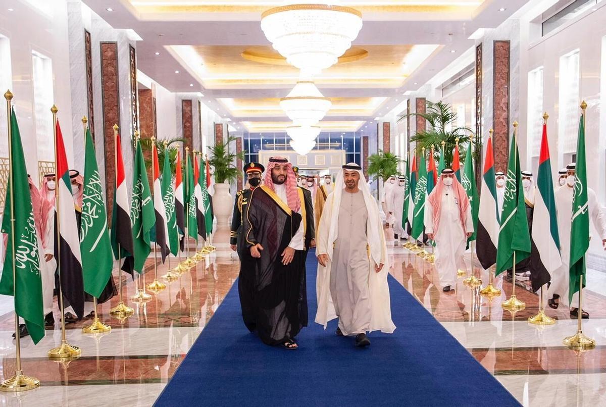 El príncipe heredero saudí, Mohamed bin Salmán, y el emiratí, Mohamed bin Zayed, en un encuentro en Abu Dhabi en diciembre de 2021.