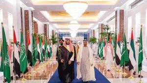 El príncipe heredero saudí, Mohamed bin Salmán, y el emiratí, Mohamed bin Zayed, en un encuentro en Abu Dhabi en diciembre de 2021.