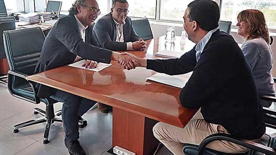 El alcalde de SÃ³ller y el conseller de EducaciÃ³n firmaron el acuerdo.