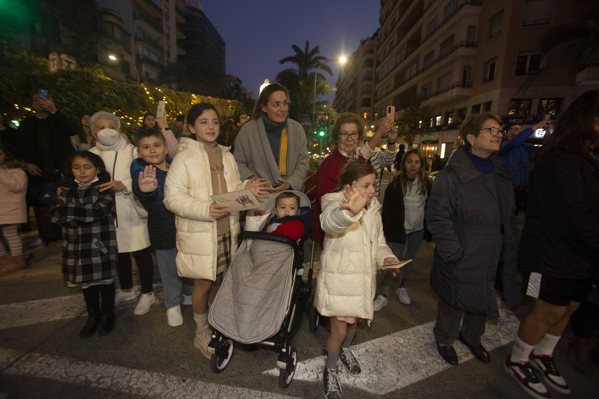 Las Carteras Reales anticipan la cabalgata y reciben a los niños en Alicante