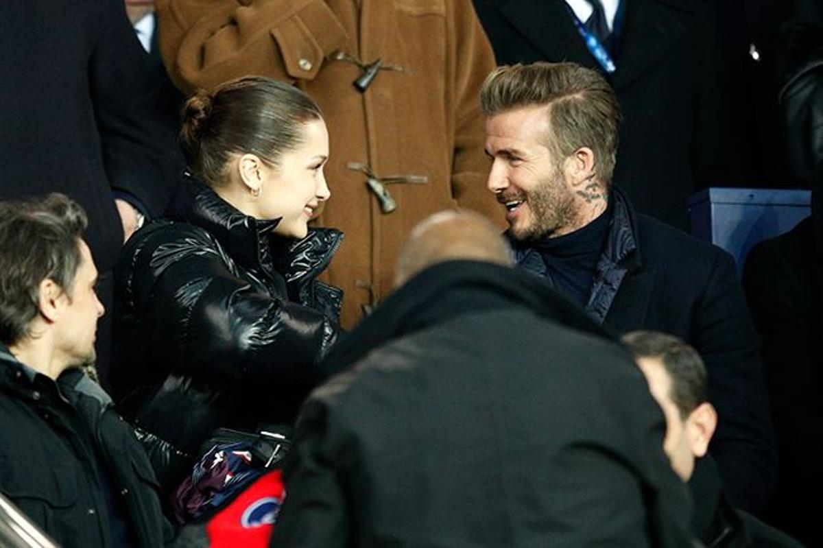 Bella Hadid saluda a David Beckham en el partido del Real Madrid en París