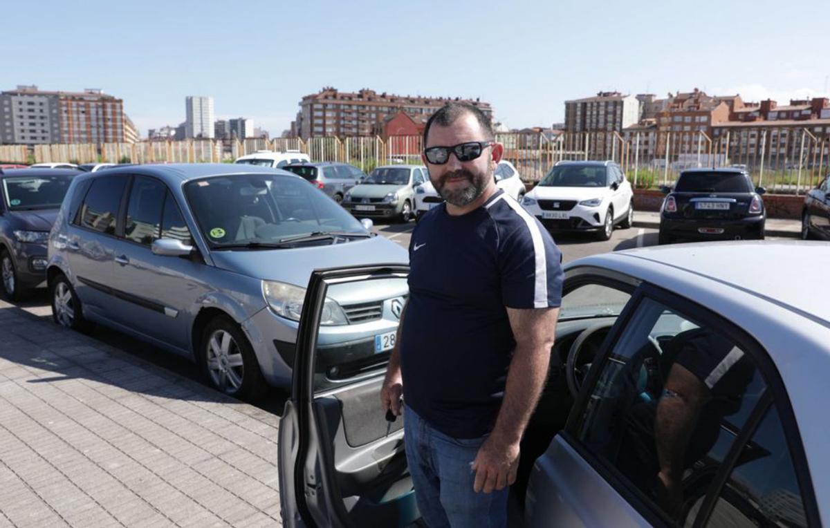 Juan Gabriel Pernía, ayer, junto a su coche, en el aparcamiento de la avenida de José Manuel Palacio Álvarez. | Juan Plaza