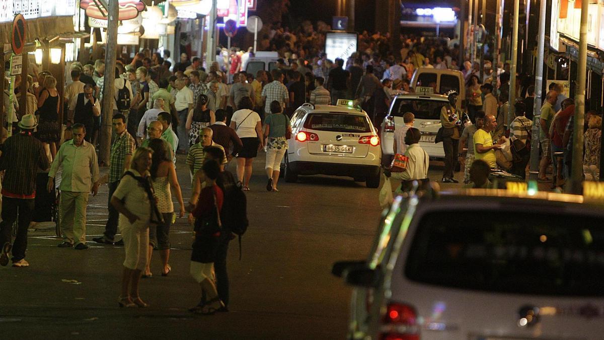Una calle de la Playa de Palma, abarrotada de turistas de madrugada.