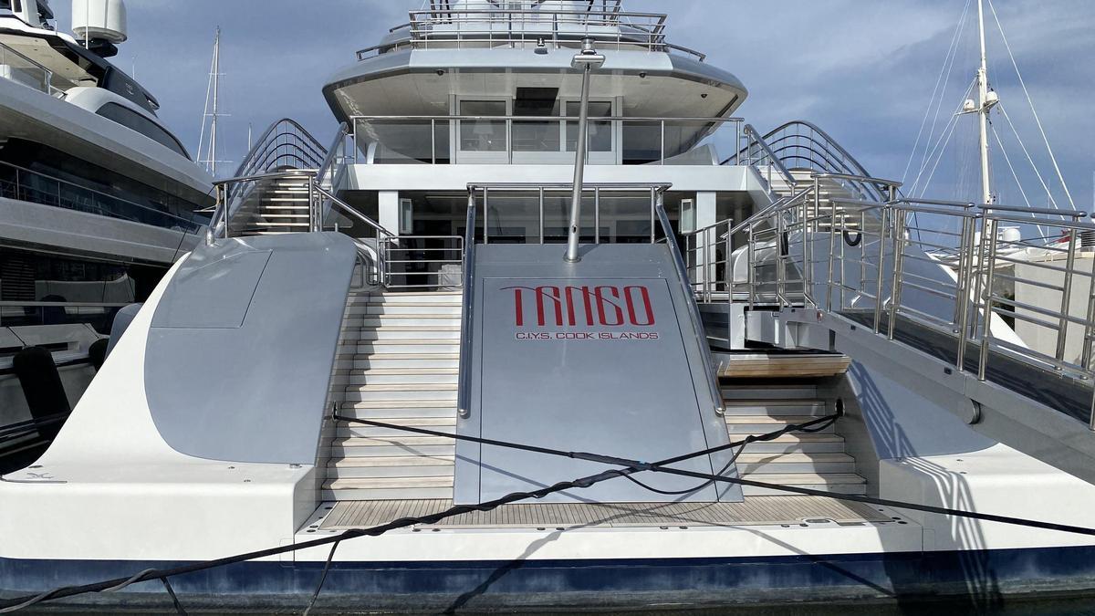 Vista de la popa del yate ruso Tango, confiscado por Estados Unidos, en su amarre del Club de Mar