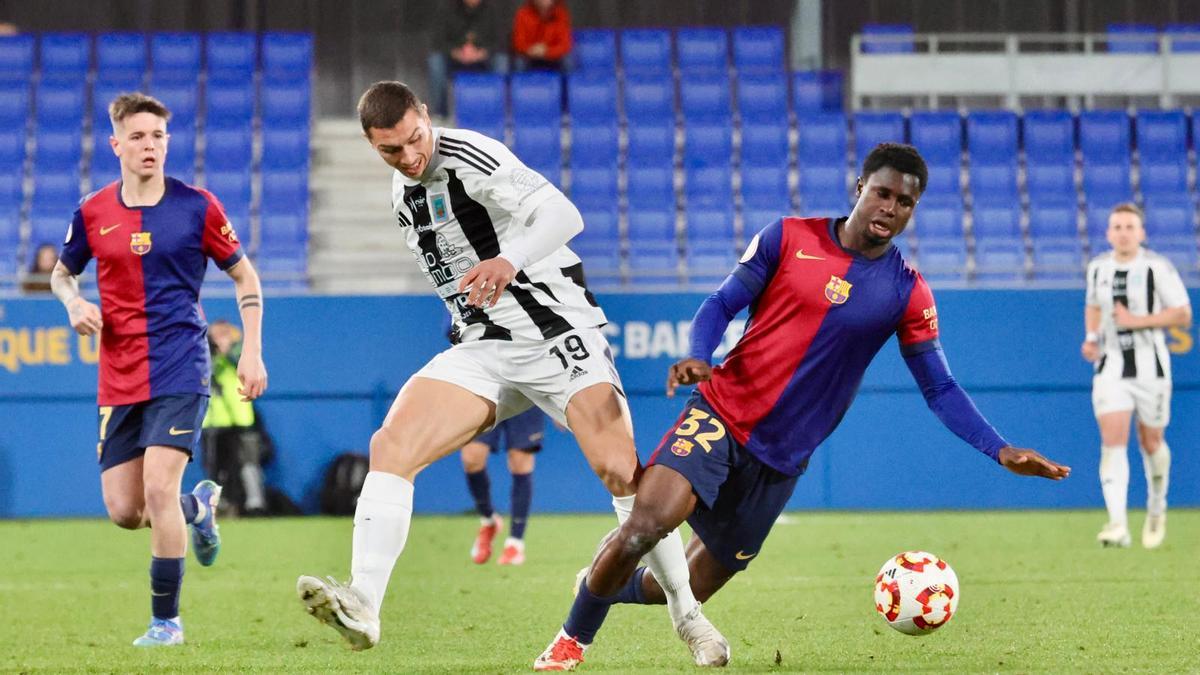 Pradera disputa una pelota en el partido frente al Barcelona Atlètic