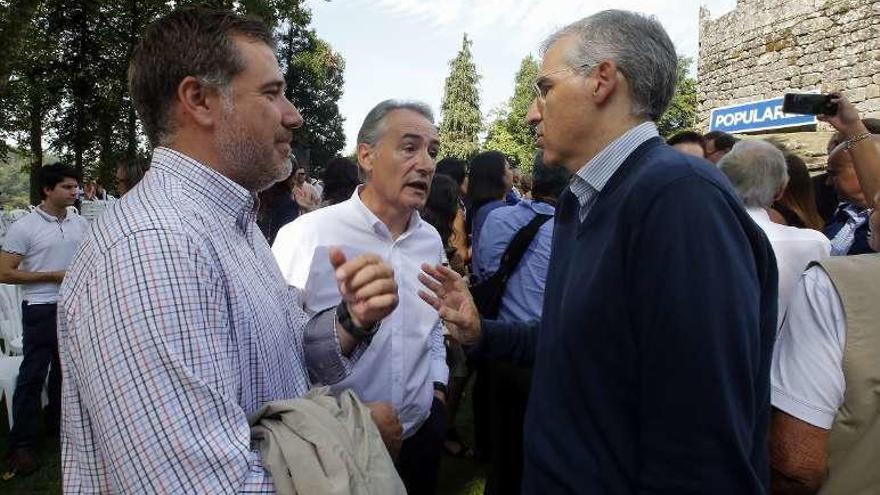 Jacobo Moreira, José Benito Suárez y el conselleiro Francisco Conde.