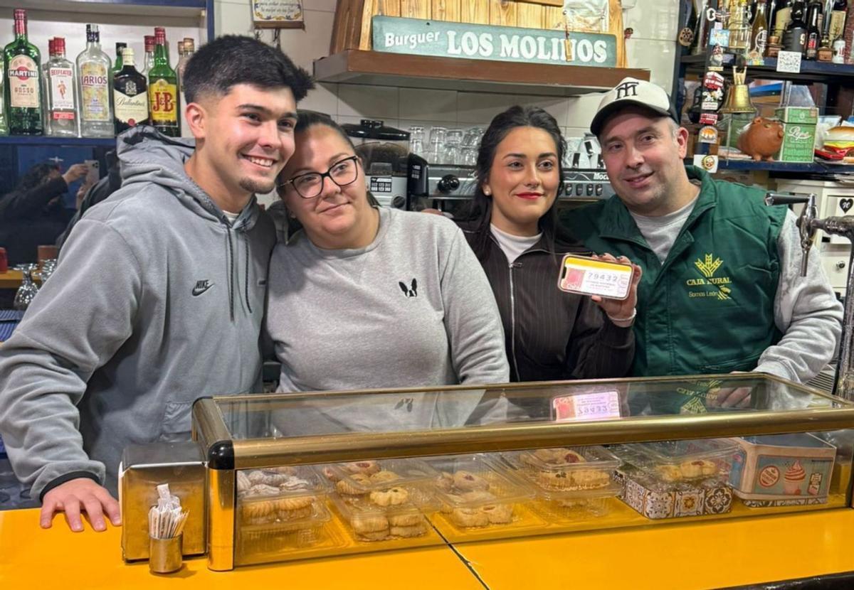 Por la izquierda, Marcos Arias, Nuria Sánchez, Claudia Arias y José Manuel Arias, en un establecimiento de Villablino. |