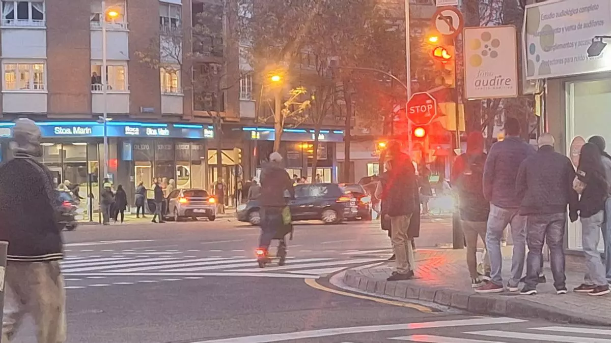 Aparatoso accidente en pleno centro de Zaragoza con un coche de la secreta implicado