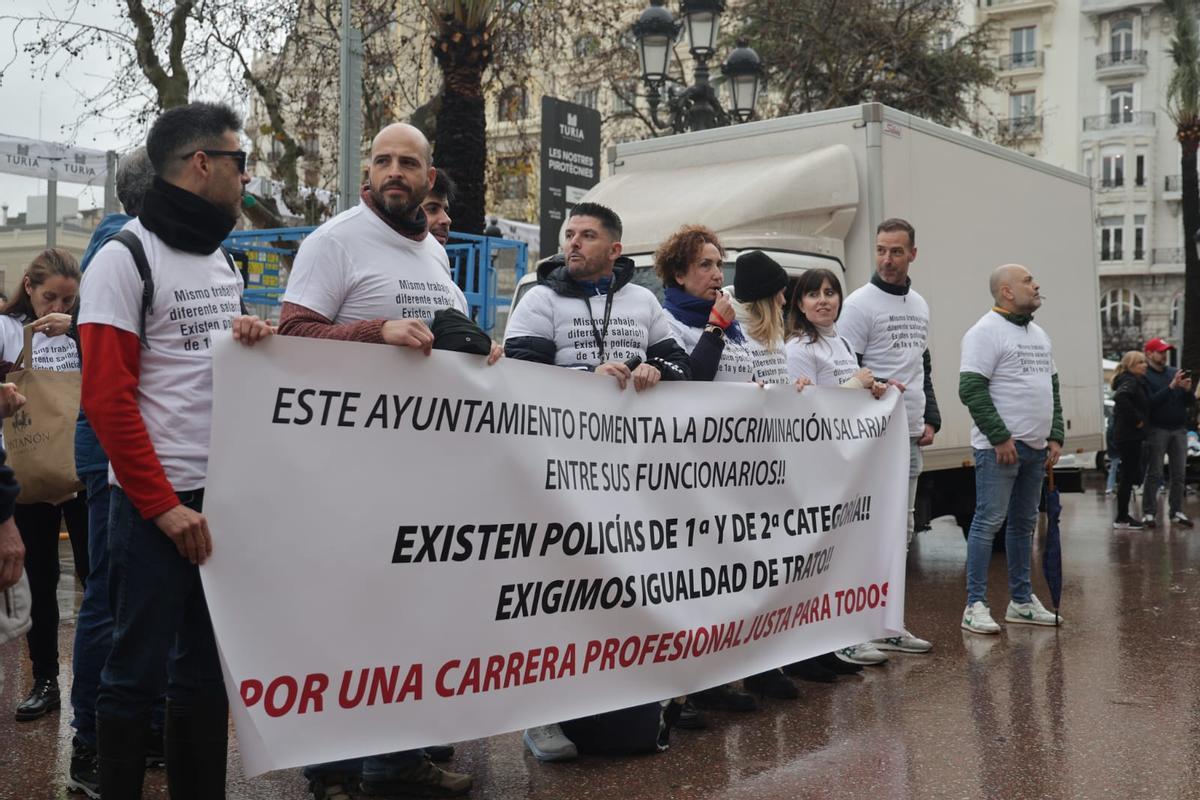 Agentes de la Policía Local de València protestan por la desigualdad salarial