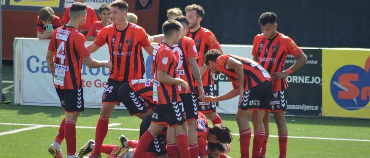 Los jugadores del Salerm Puente Genil celebran un gol en su pasado duelo ante el Rota, en el Manuel Polinario.