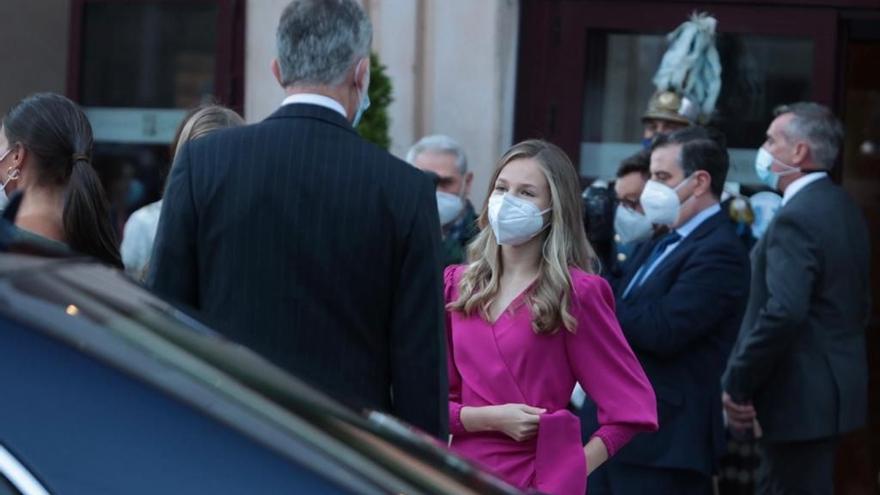 Los Reyes, la Infanta Leonor y la Princesa Sofía, a su llegada al concierto de los Premios Princesa de Asturias