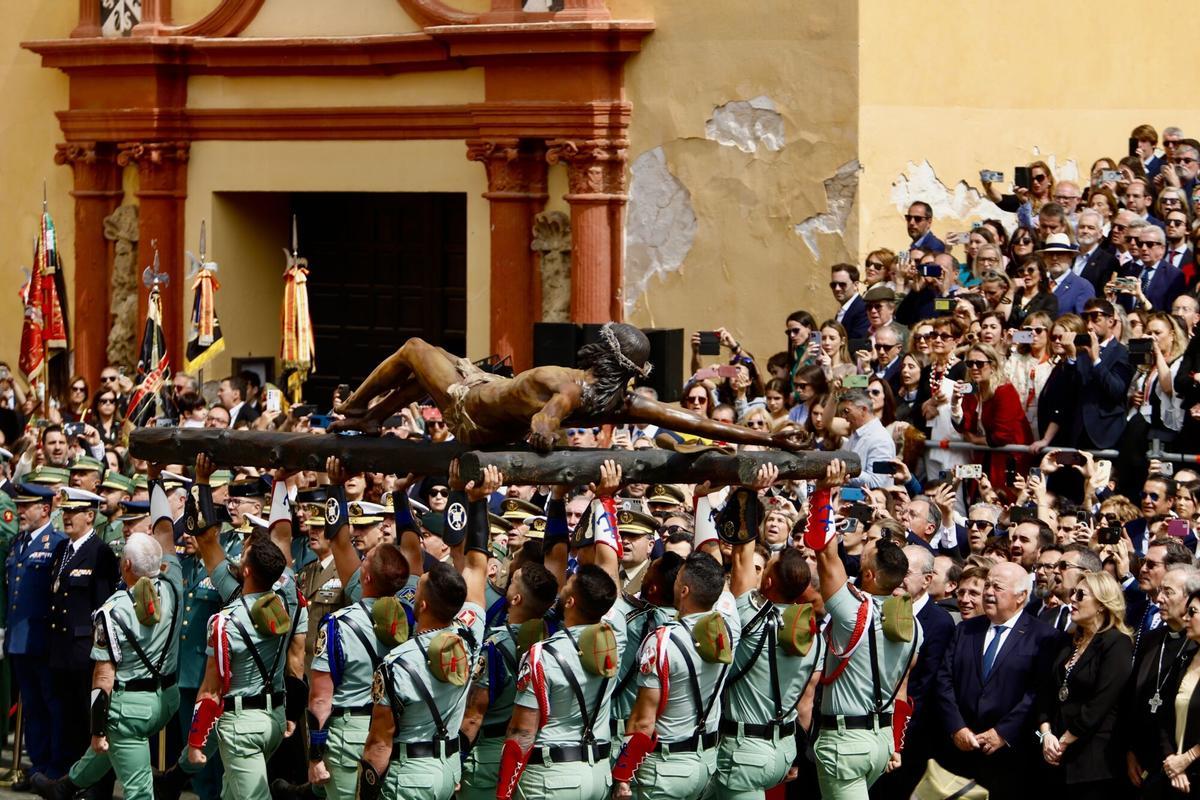 Trasladado del Cristo de la Buena Muerte a hombros de la Legión