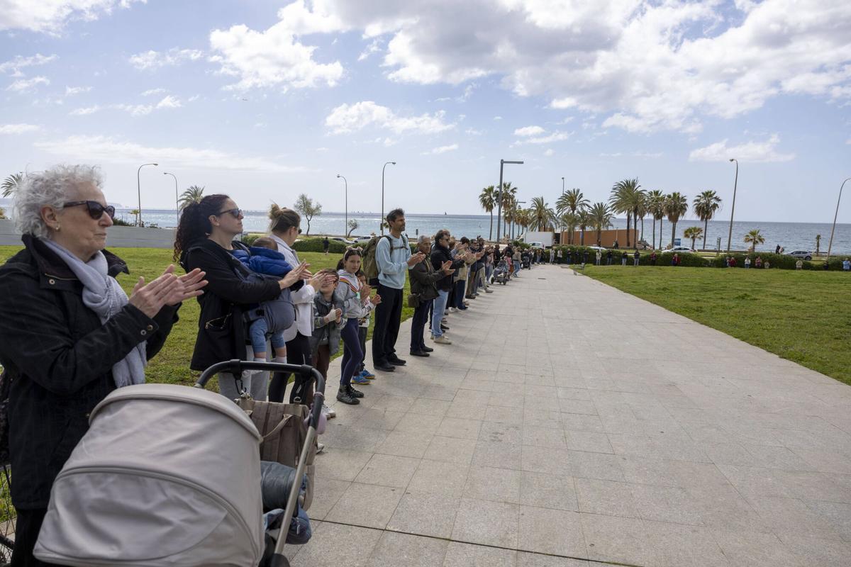 Más de 200 personas forman una cadena humana contra el macroproyecto de GESA al grito de “¡Parque sí, cemento no!” Más de 200 personas forman una cadena humana contra el macroproyecto de GESA al grito de “¡Parque sí, cemento no!”