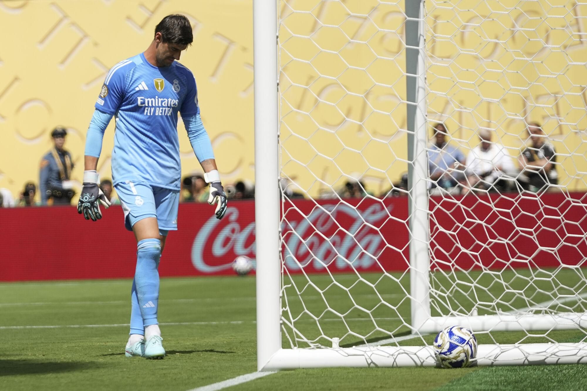 Real Madrid's Thibaut Courtois reacts after a goal by Paris Saint-Germain during the first half of a Club World Cup semifinal soccer match in East Rutherford, N.J., Wednesday, July 9, 2025. (AP Photo/Frank Franklin II) Associated Press / LaPresse Only italy and spain. EDITORIAL USE ONLY/ONLY ITALY AND SPAIN