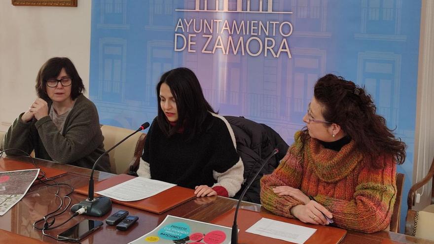 Desde la izquierda Paloma Leal, María Eugenia Cabezas y Eva Carro. | L.O.Z.