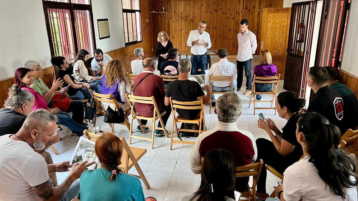 Una treintena de vecinos participaron en la reunión con el concejal de Obras Dámaso Arteaga.