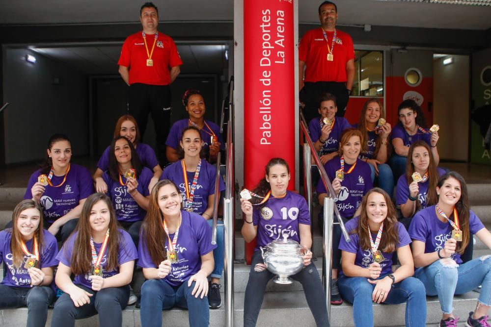 Jugadoras del Mavi balonmano celebran la Copa de la Reina en Gijón