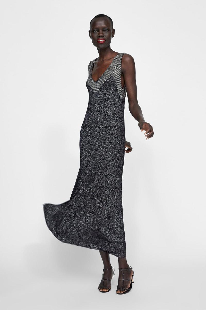 Vestido de hilo metalizado, de Zara (Precio: 39,95 euros)