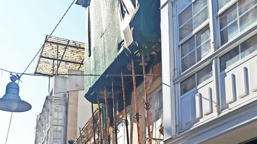 Betanzos valla y corta al tráfico la rúa Travesa al apreciar riesgo de desplome de un edificio