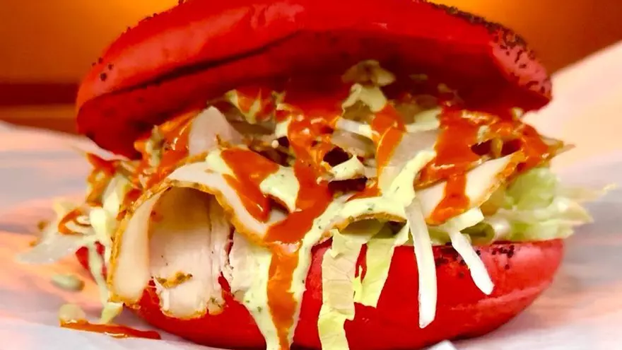 El bocata picante de A Coruña con el que puedes jugar a la "ruleta rusa": "Si se le nota, paga la ronda"