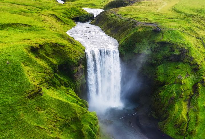 Impresionante vista aérea de la cascada Skogafoss.