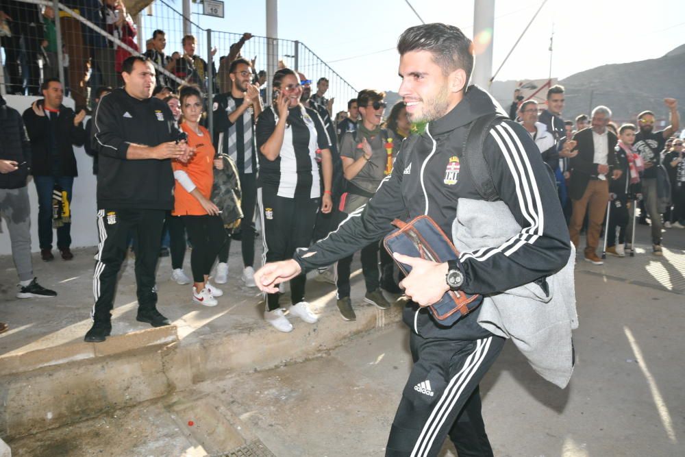 La afición del FC Cartagena despide a los jugadores antes del derbi