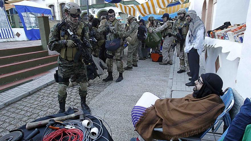 Jugadores del bando norteamericano toma la plaza donde hay un zoco árabe con figurantes.