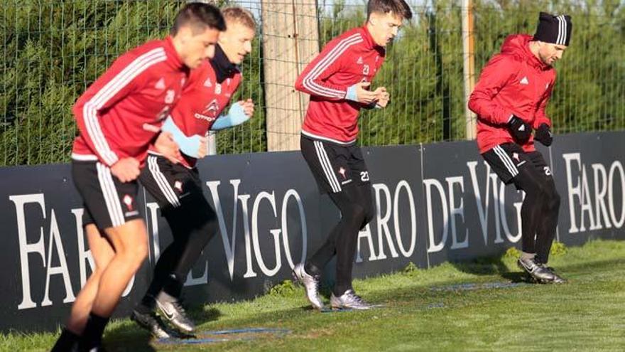 Alende, Wass, Señé y Planas se ejercitan durante el entrenamiento de ayer en A Madroa. // Adrián Irago