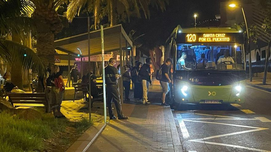 Pasajeros subiendo a primera hora de la mañana a la línea 120.