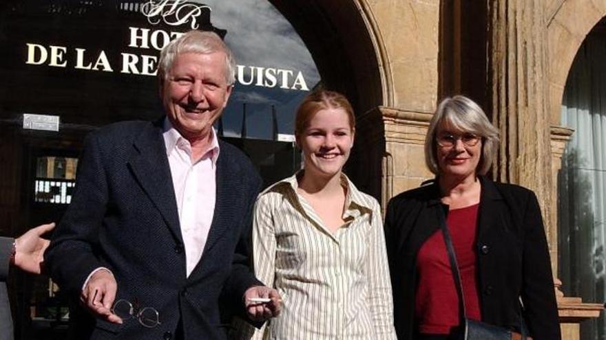 Hans Magnus Enzensberger, con su mujer y su hija ante el hotel de La Reconquista.