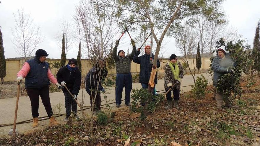 Hombres y mujeres de Fuente Encalada realizan obras en común.