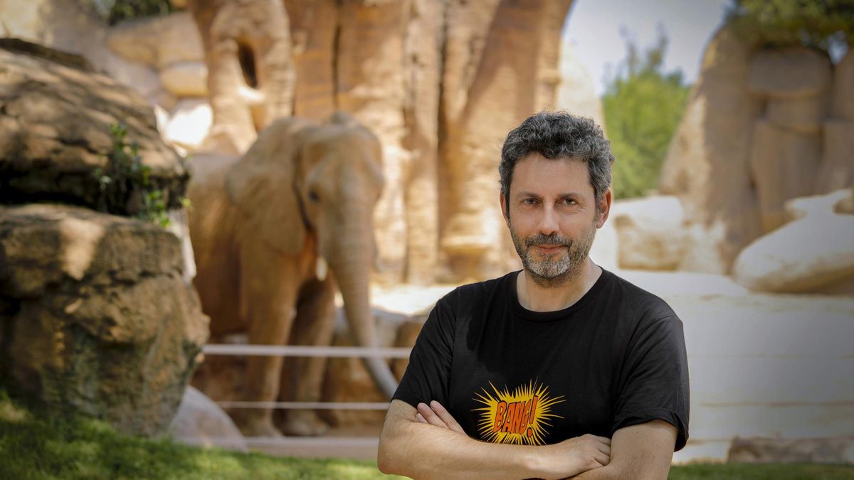 Manuel Ríos San Martín en el zoológico de Valencia, escenario de su nueva novela.