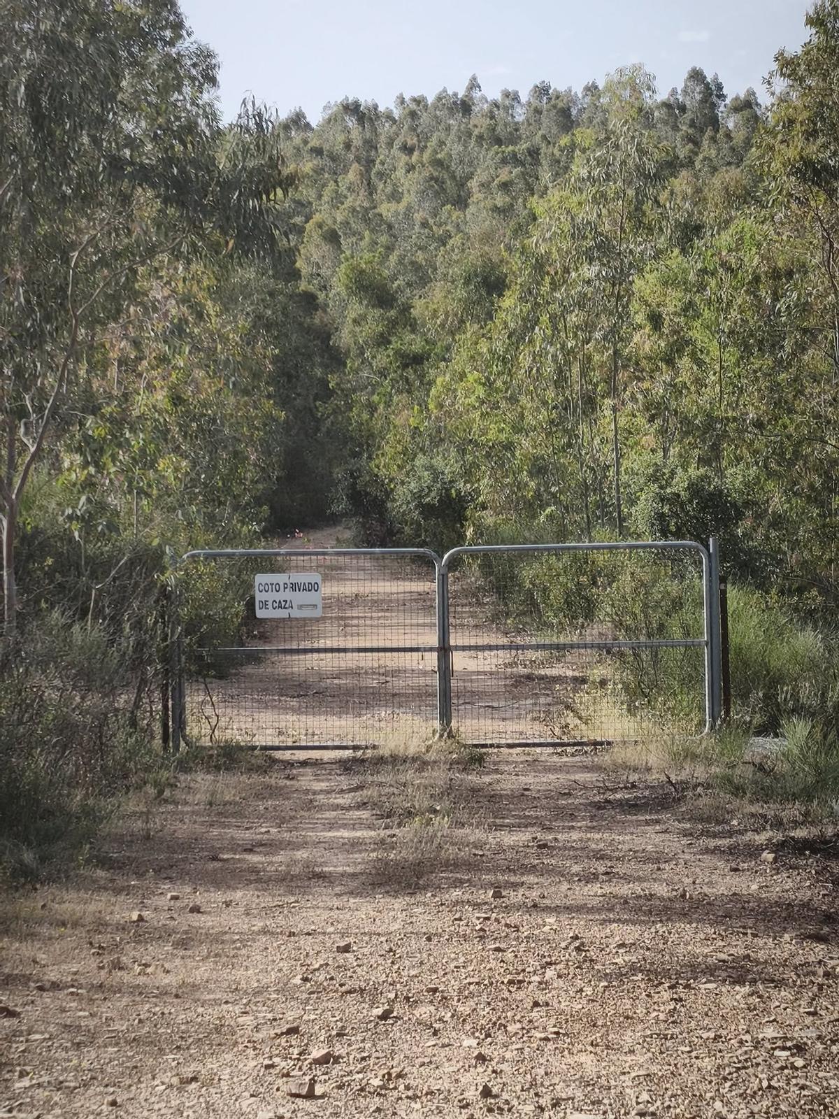 Imagen de una valla indicando un coto de caza privado.