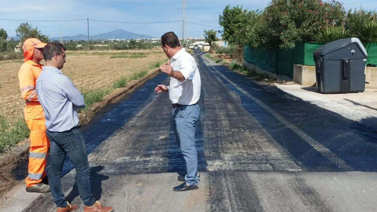 El alcalde de Peñíscola visitó las tareas de asfaltado en el camino Abellers. | BOIX