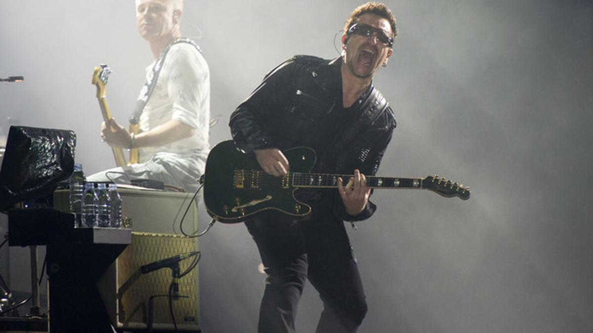 Bono, y Adam Clayton, detrás, durante una actuación de la banda irlandesa.