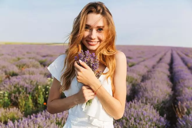 Por qué el maquillaje lavanda es la tendencia beauty del momento (y sus búsquedas han aumentado un 170% en Google)