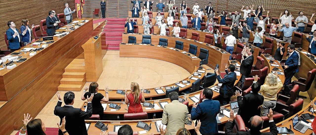 Pleno de las Cortes Valencianes conmemorando el Día Internacional de la Lengua de Signos.