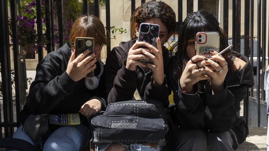 Casi la mitad de los adolescentes valencianos tiene dificultades para identificar noticias falsas