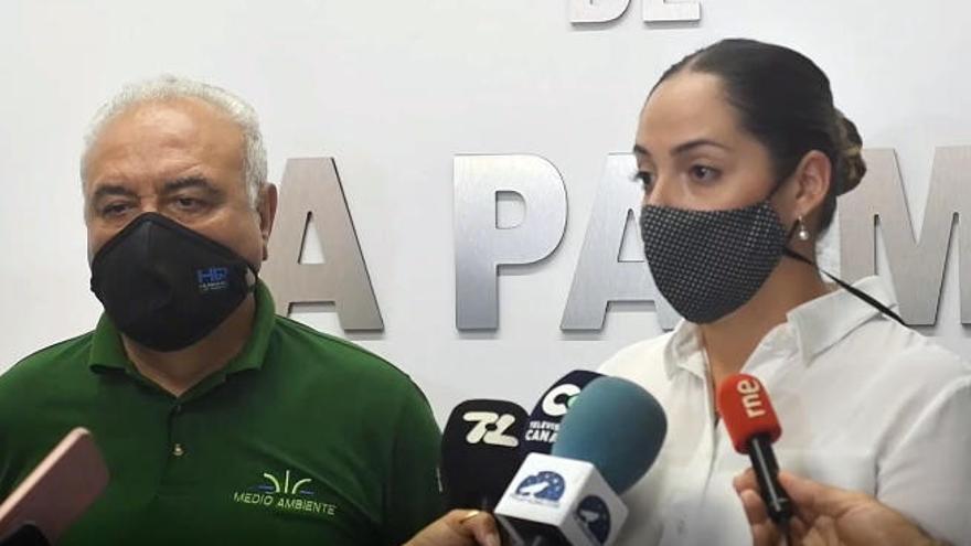 La consejera insular de Medio Ambiente, María Rodríguez, y el jefe de Servicio de Medio Ambiente, Miguel Ángel Morcuende.