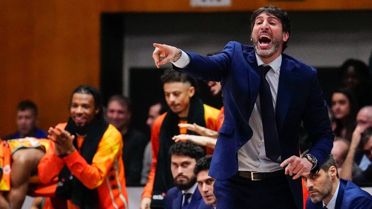 El entrenador del Valencia Basket, Álex Mumbrú, reacciona durante el partido correspondiente a cuartos de final de la Liga Copa del Rey de baloncesto