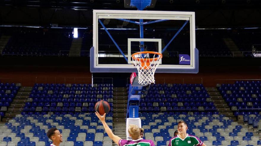 Salin, de espaldas, Wiltjer y Roberts, bromean antes del comienzo del entrenamiento.