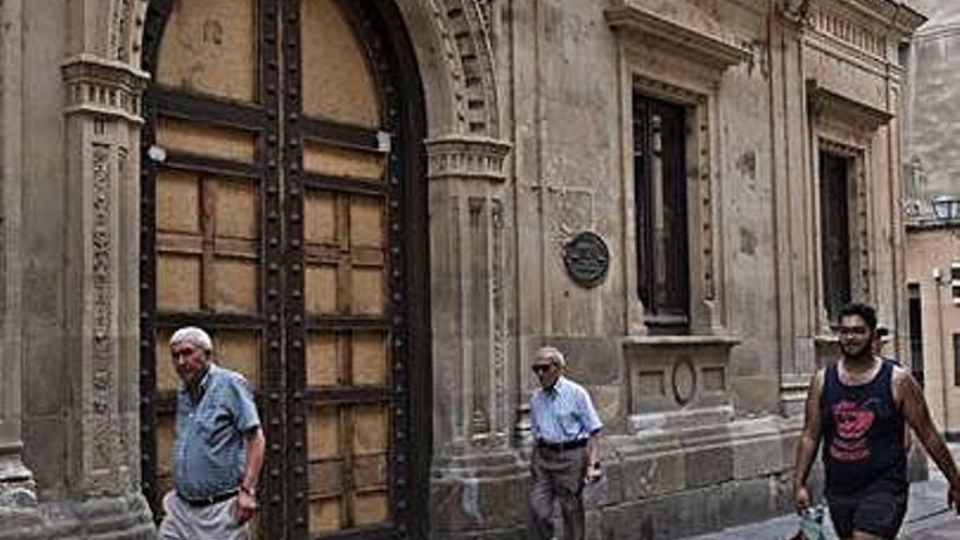 Los operarios limpian la carcoma de las puertas del antiguo Palacio de la Diputación