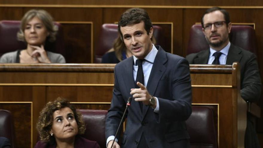 Casado acusa a Sánchez de "arruinar" el país y convertirse "en un plagio de Zapatero"